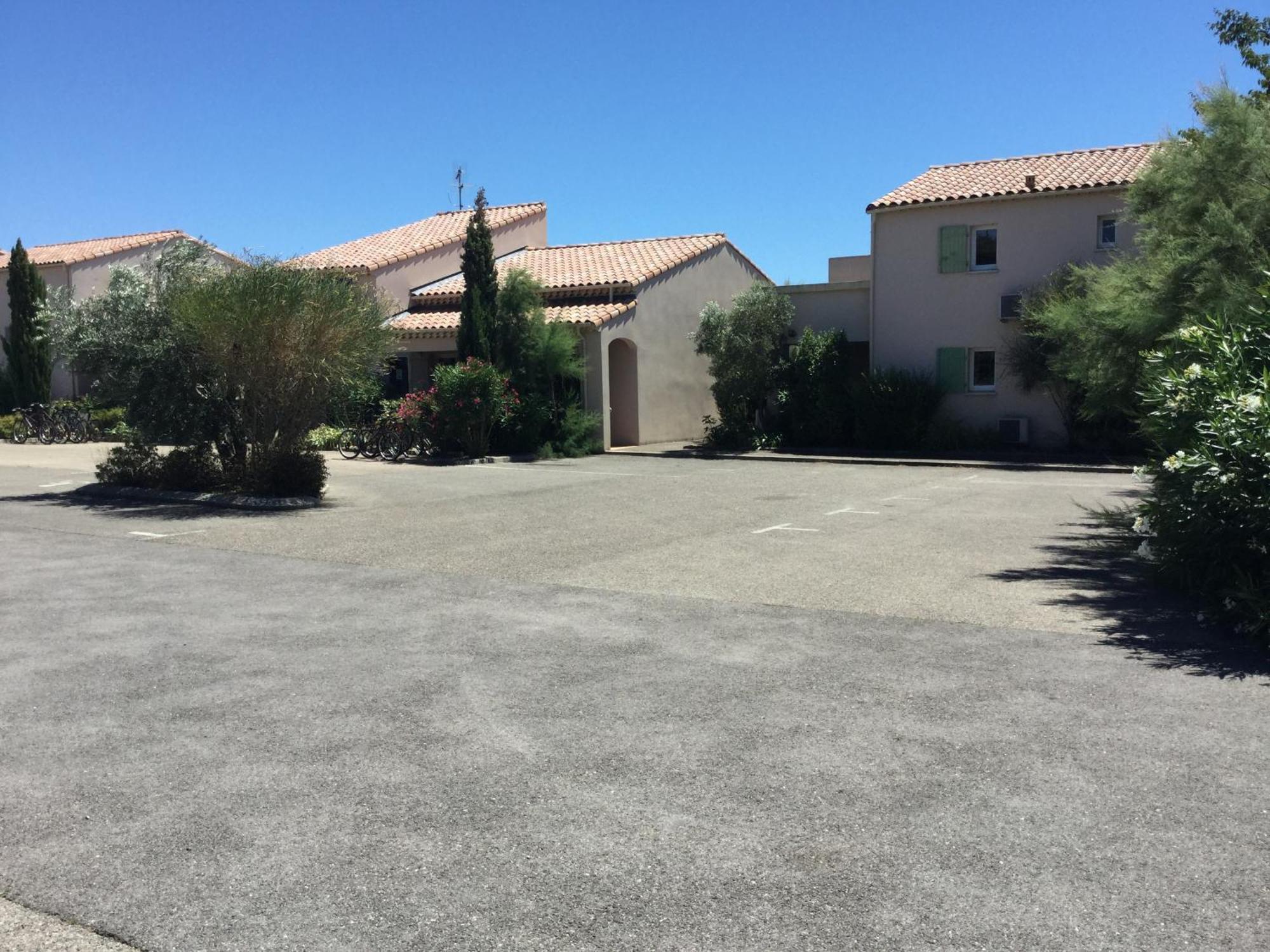 Gîte de charme entièrement rénové avec piscine collective dans Résidence Vacances en plein cœur des Alpilles, dans le village de Mouriès, à deux pas des commerces. LS1-362 ESTIAVO Mouries Exterior foto