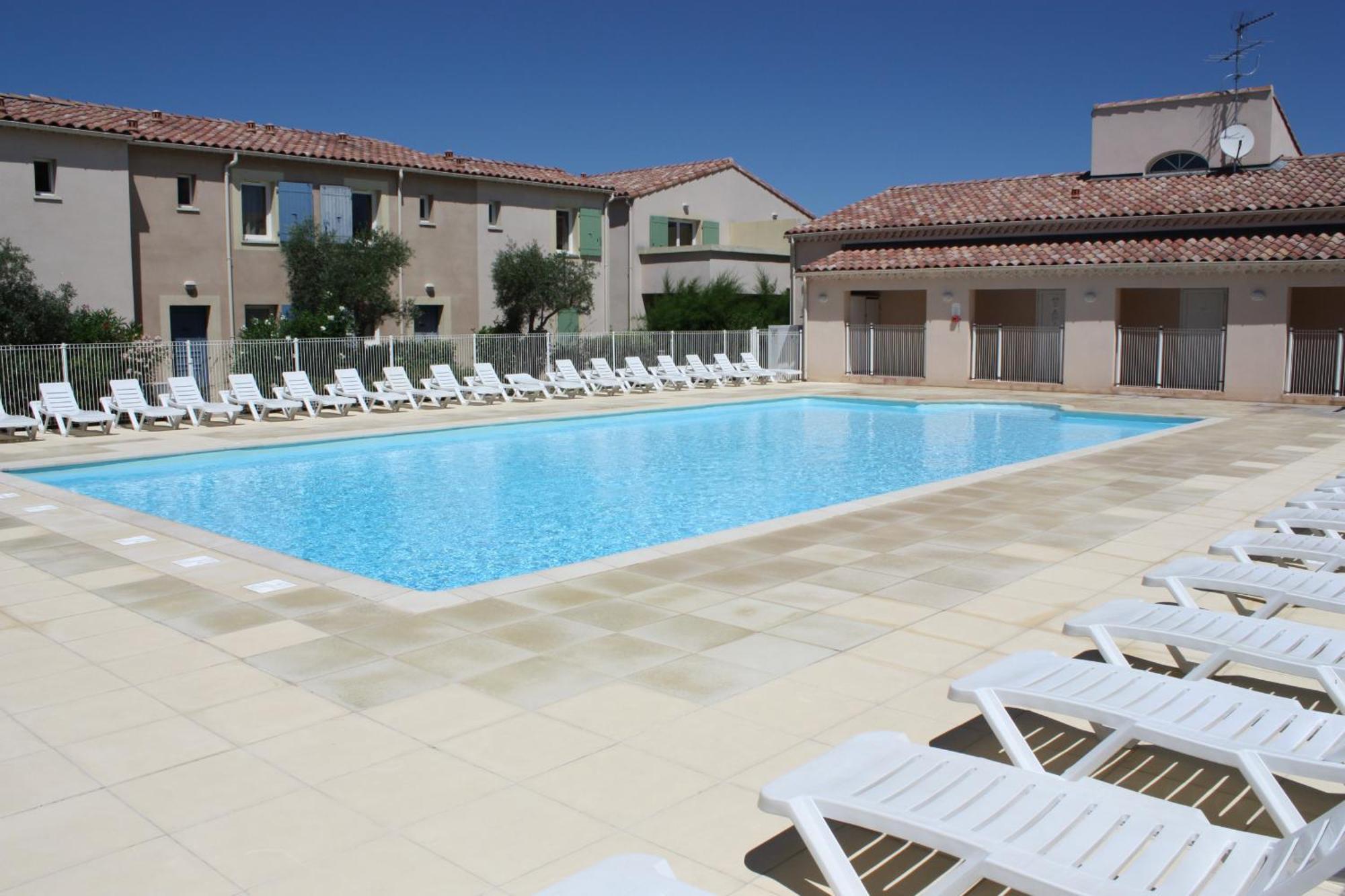 Gîte de charme entièrement rénové avec piscine collective dans Résidence Vacances en plein cœur des Alpilles, dans le village de Mouriès, à deux pas des commerces. LS1-362 ESTIAVO Mouries Exterior foto