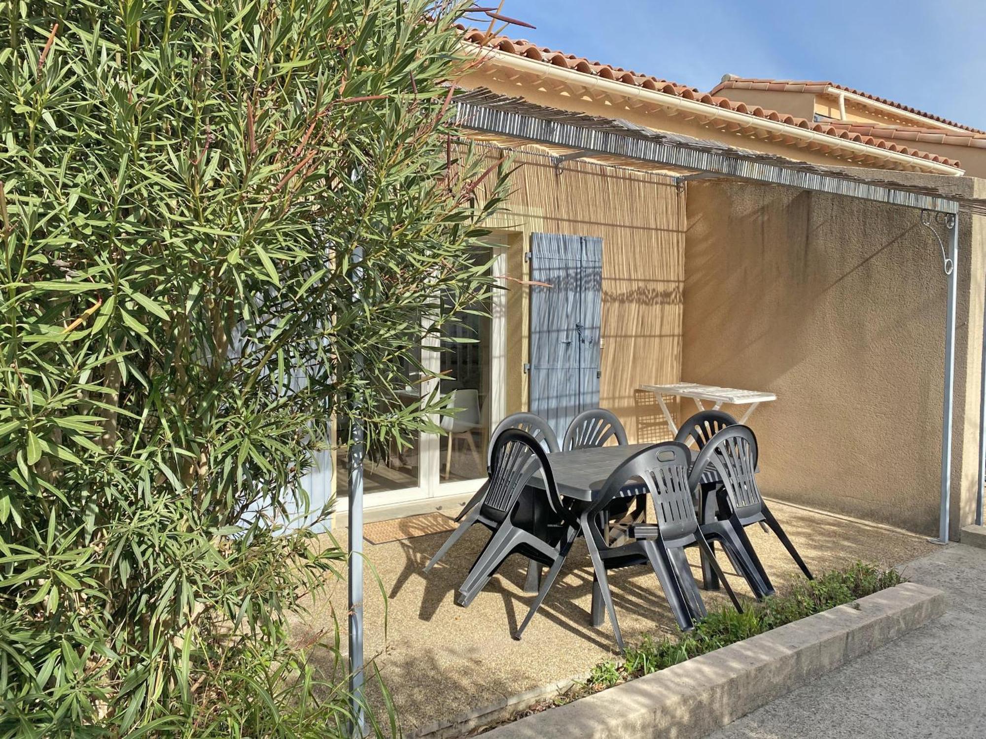 Gîte de charme entièrement rénové avec piscine collective dans Résidence Vacances en plein cœur des Alpilles, dans le village de Mouriès, à deux pas des commerces. LS1-362 ESTIAVO Mouries Exterior foto