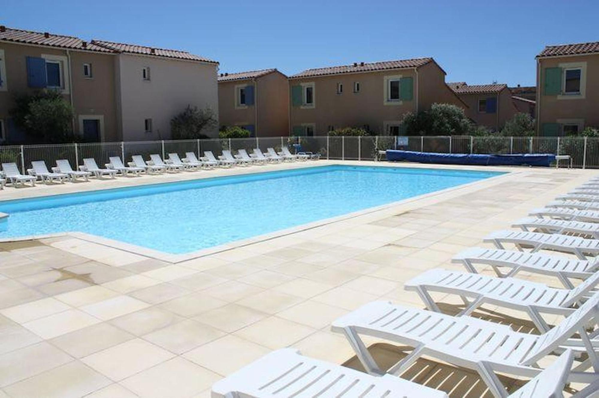 Gîte de charme entièrement rénové avec piscine collective dans Résidence Vacances en plein cœur des Alpilles, dans le village de Mouriès, à deux pas des commerces. LS1-362 ESTIAVO Mouries Exterior foto