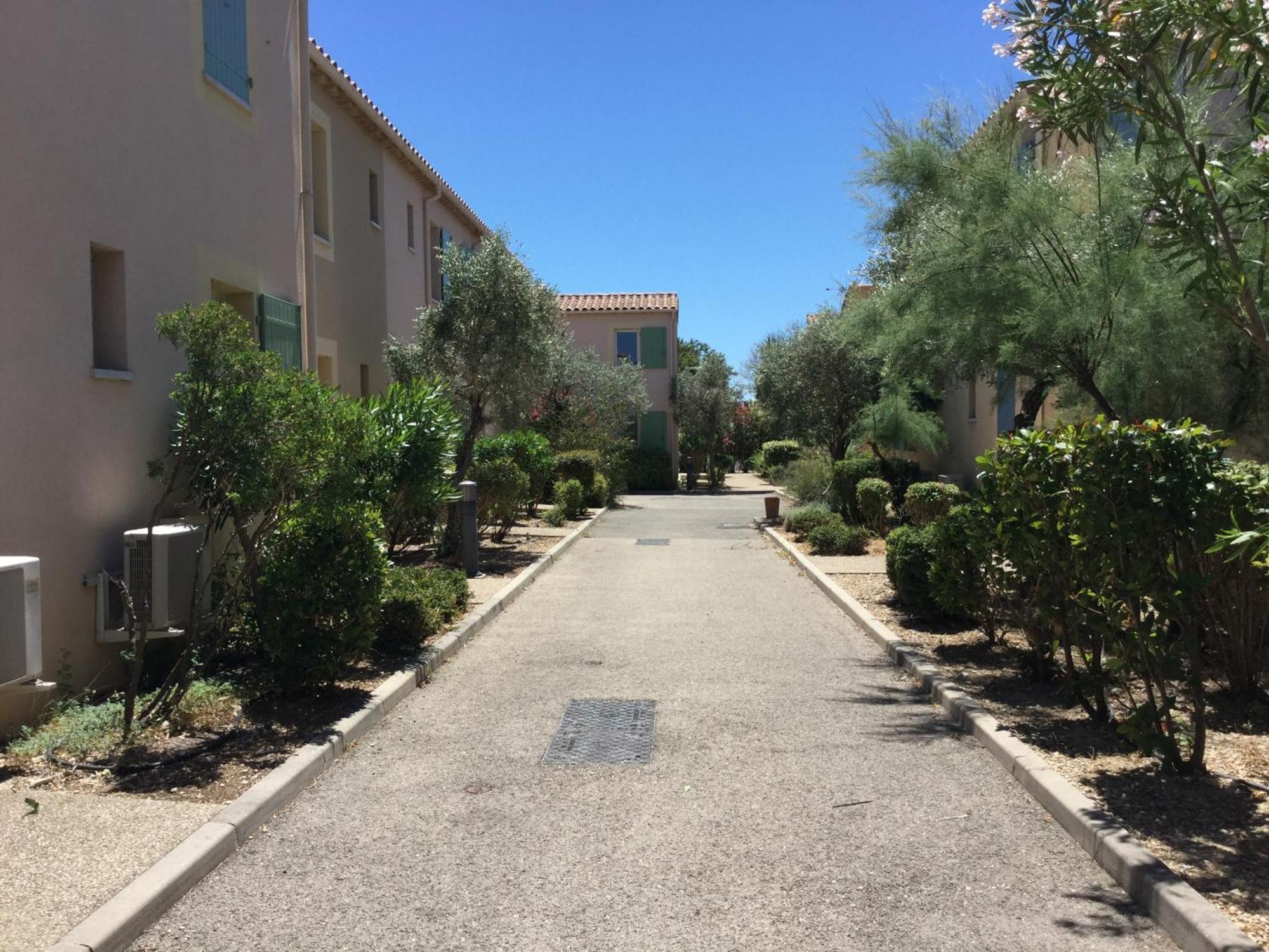 Gîte de charme entièrement rénové avec piscine collective dans Résidence Vacances en plein cœur des Alpilles, dans le village de Mouriès, à deux pas des commerces. LS1-362 ESTIAVO Mouries Exterior foto